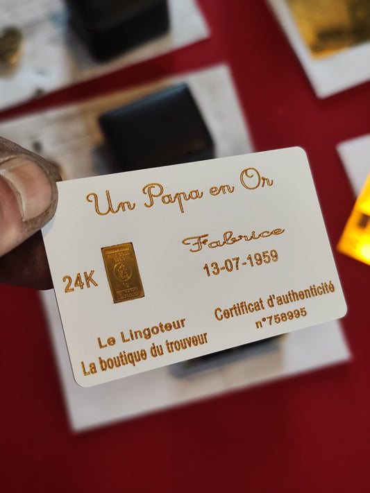 La carte "Un Papa En Or" avec lingot de 1g d'or 999.9 à personnaliser ( white)