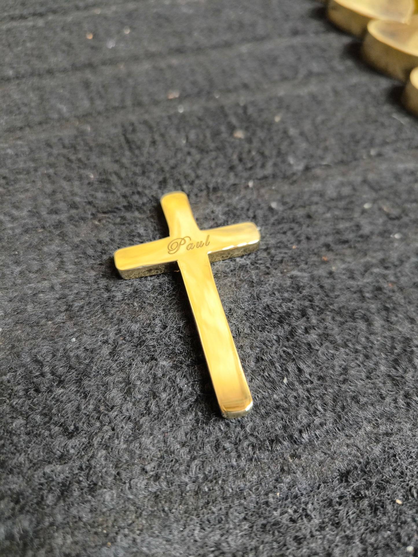 La croix en or nordique artisanale avec personnalisation au laser