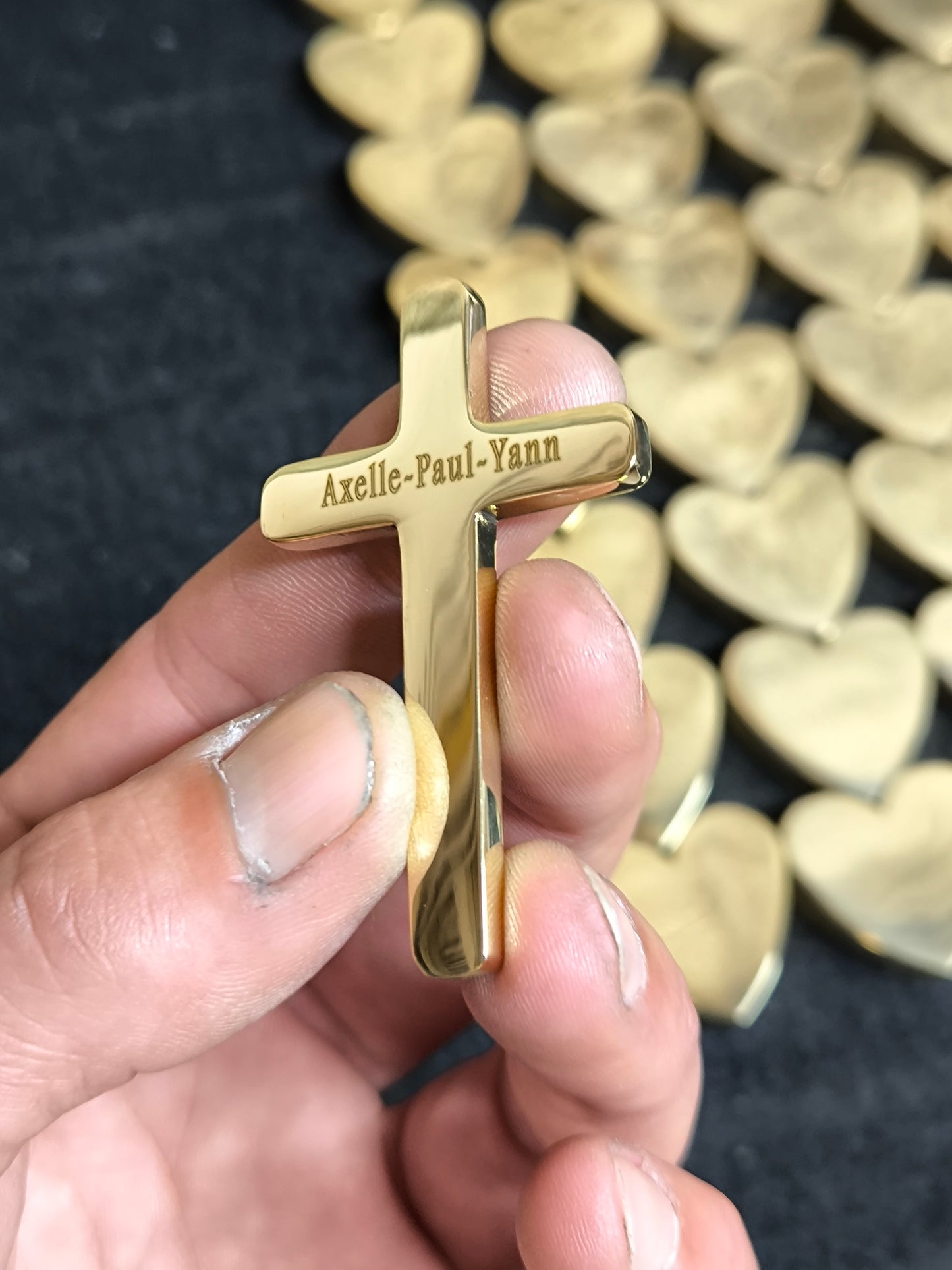 La croix en or nordique artisanale avec personnalisation au laser