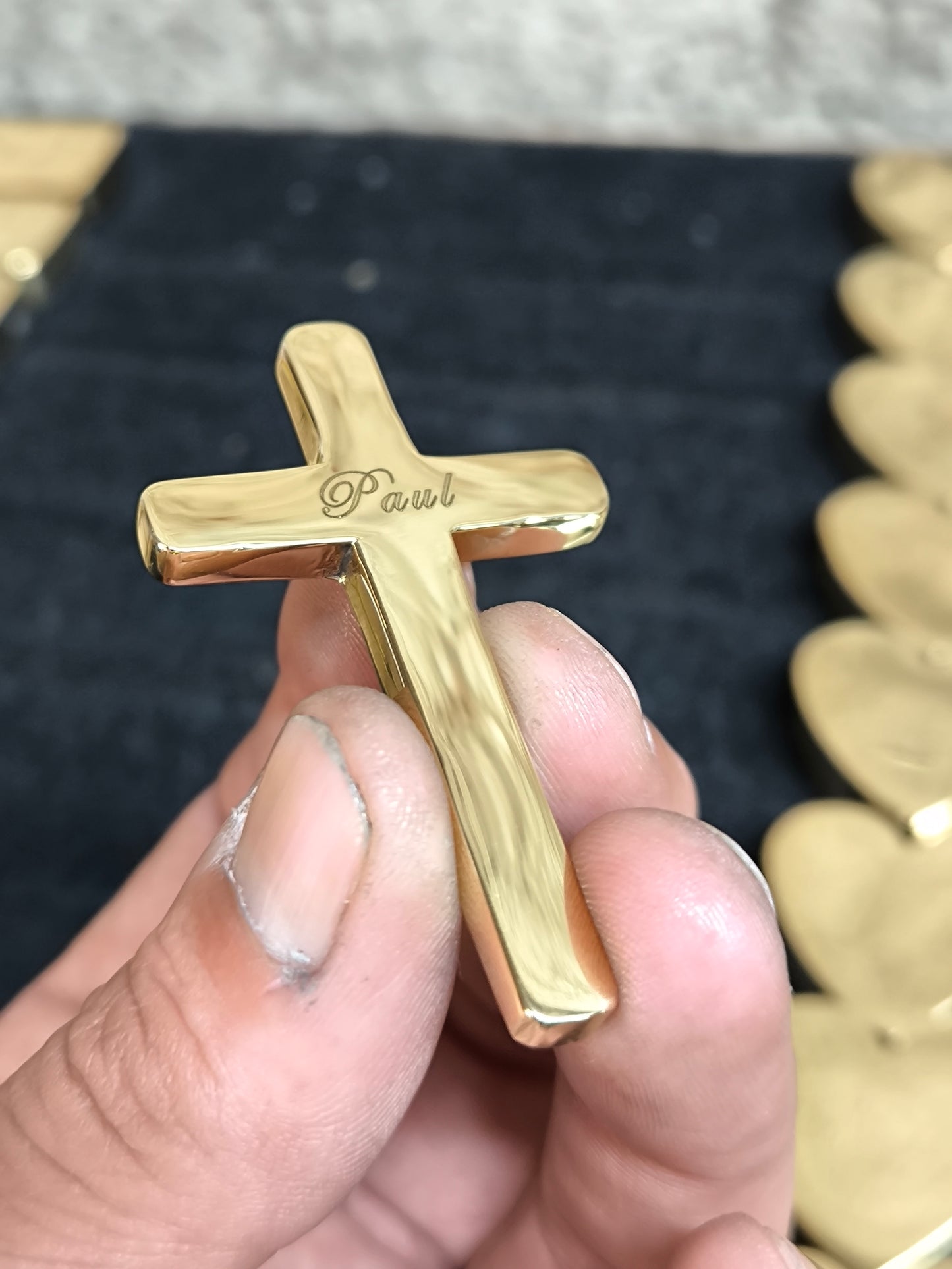 La croix en or nordique artisanale avec personnalisation au laser