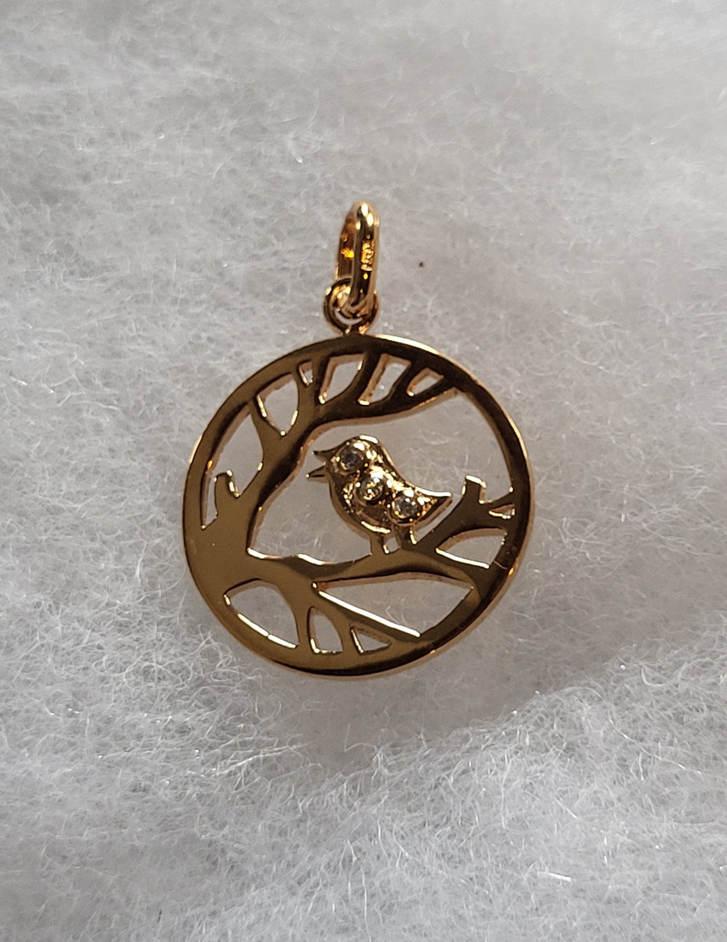 Pendentif oiseau dans l arbre plaque or