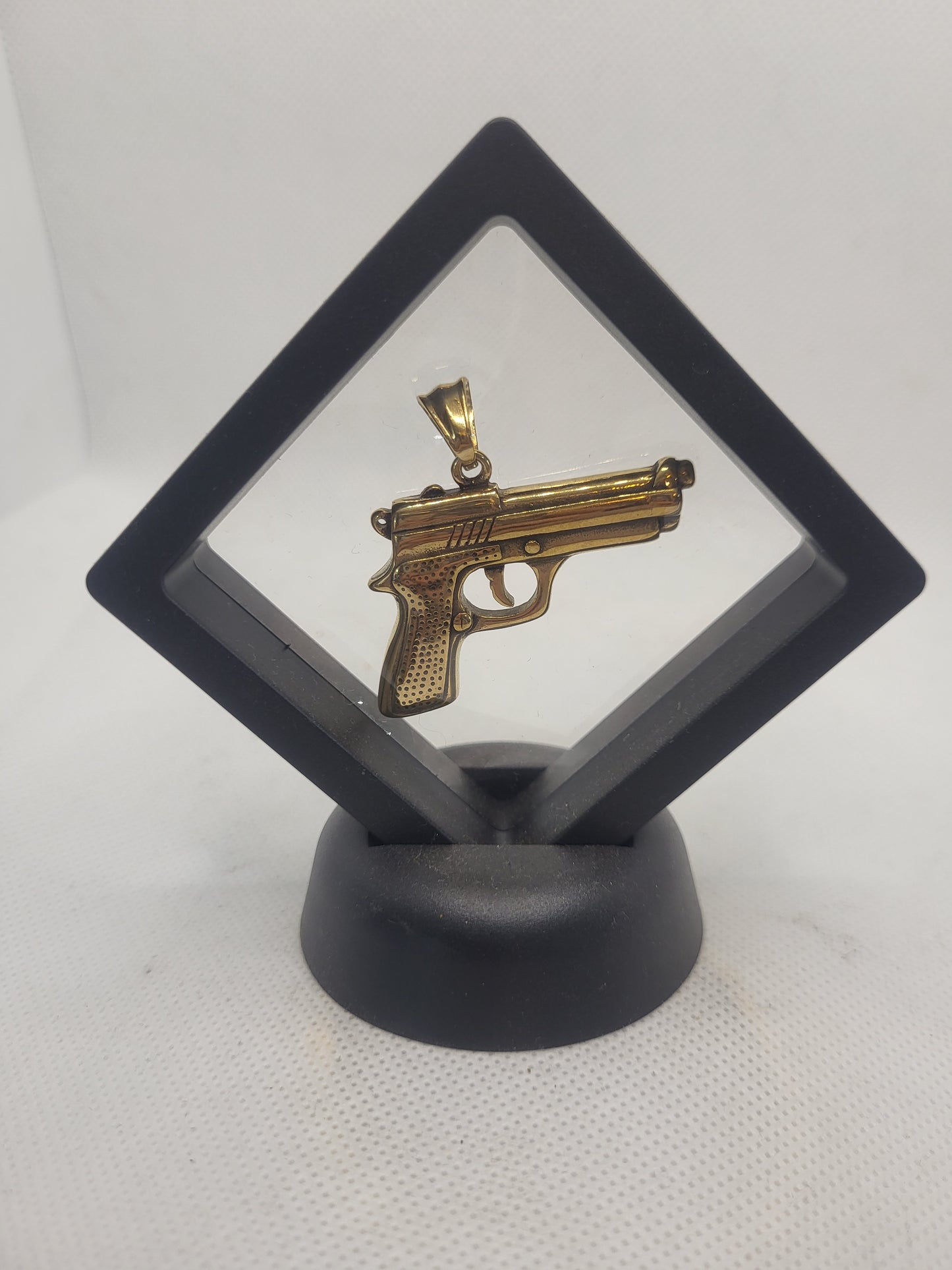Pendentif pistolet doré ou argenté en acier inoxydable et personnalisable