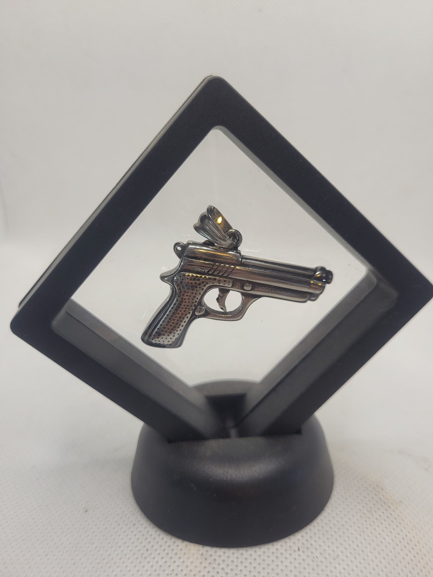 Pendentif pistolet doré ou argenté en acier inoxydable et personnalisable