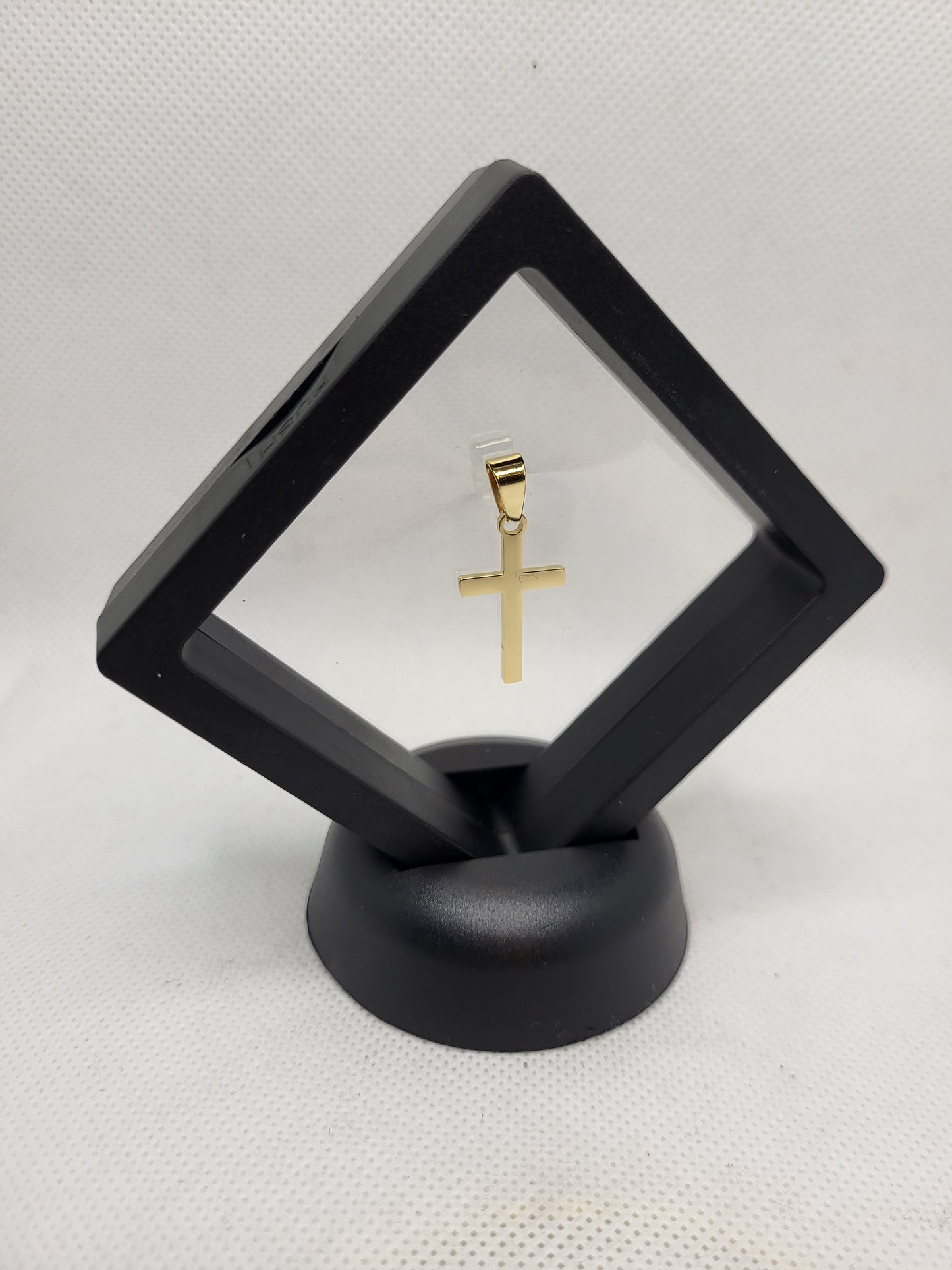 Pendentif croix doré avec son ecrin 3D