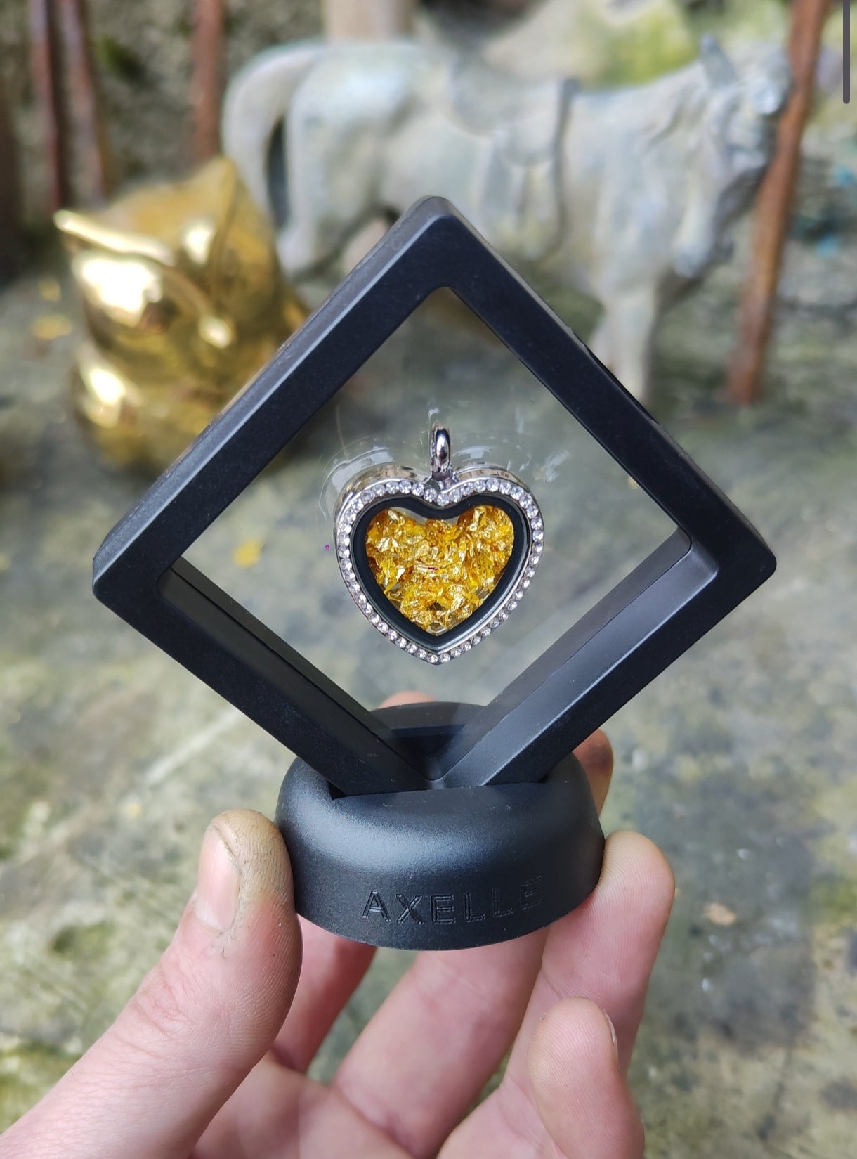 Le pendentif coeur avec feuilles d'or véritables 24k en écrin cadre 3D