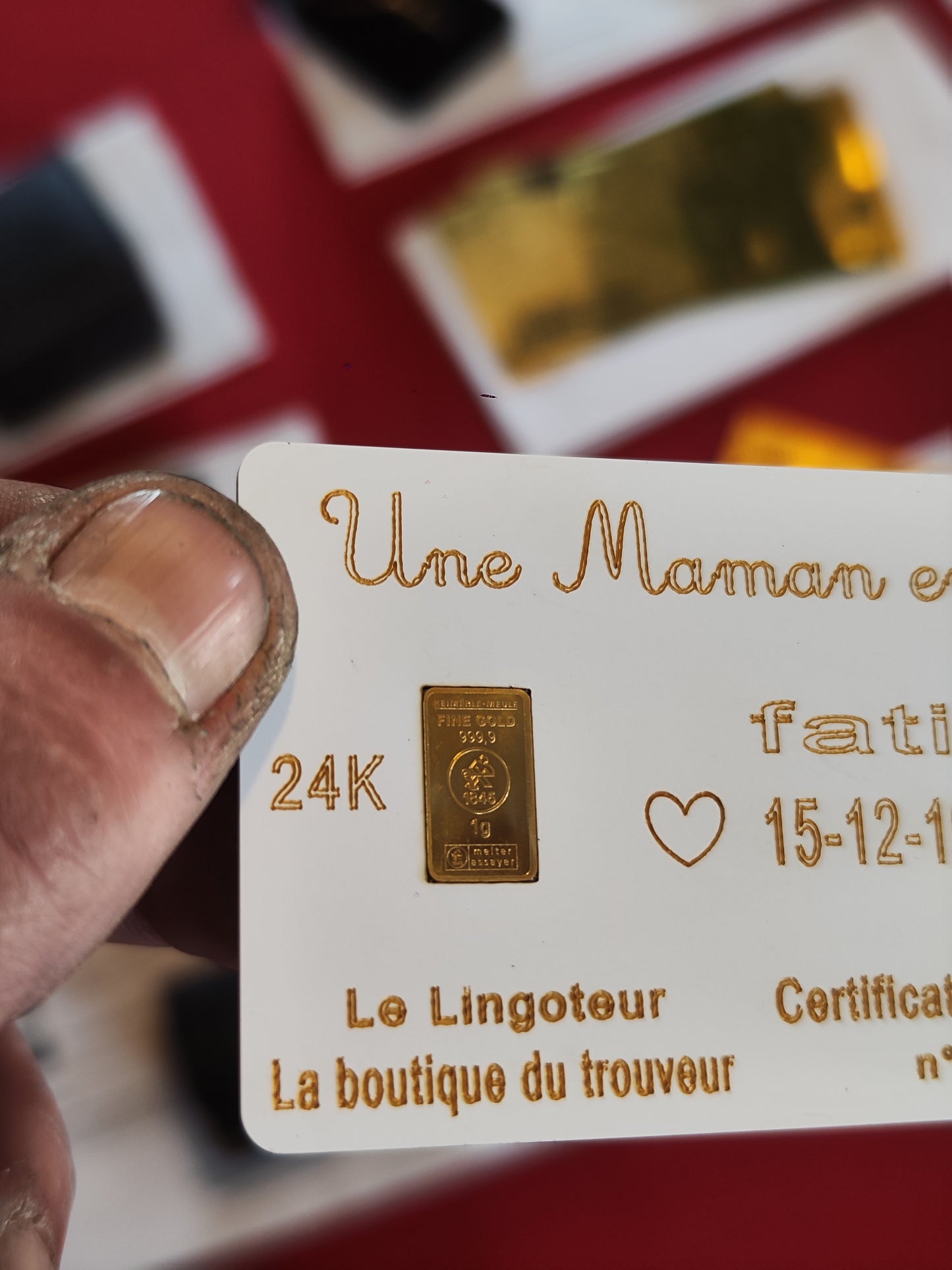 La carte "Une Maman en Or" avec lingot de 1g d'or 999.9 à personnaliser ( white)