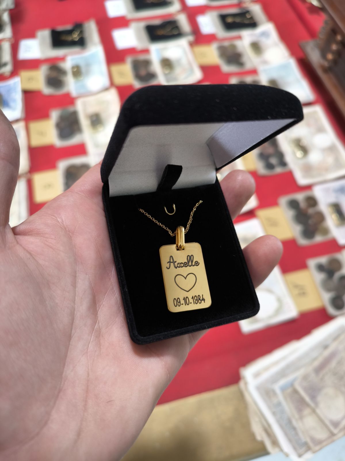 Le pendentif avec un prénom , une date de naissance et un coeur