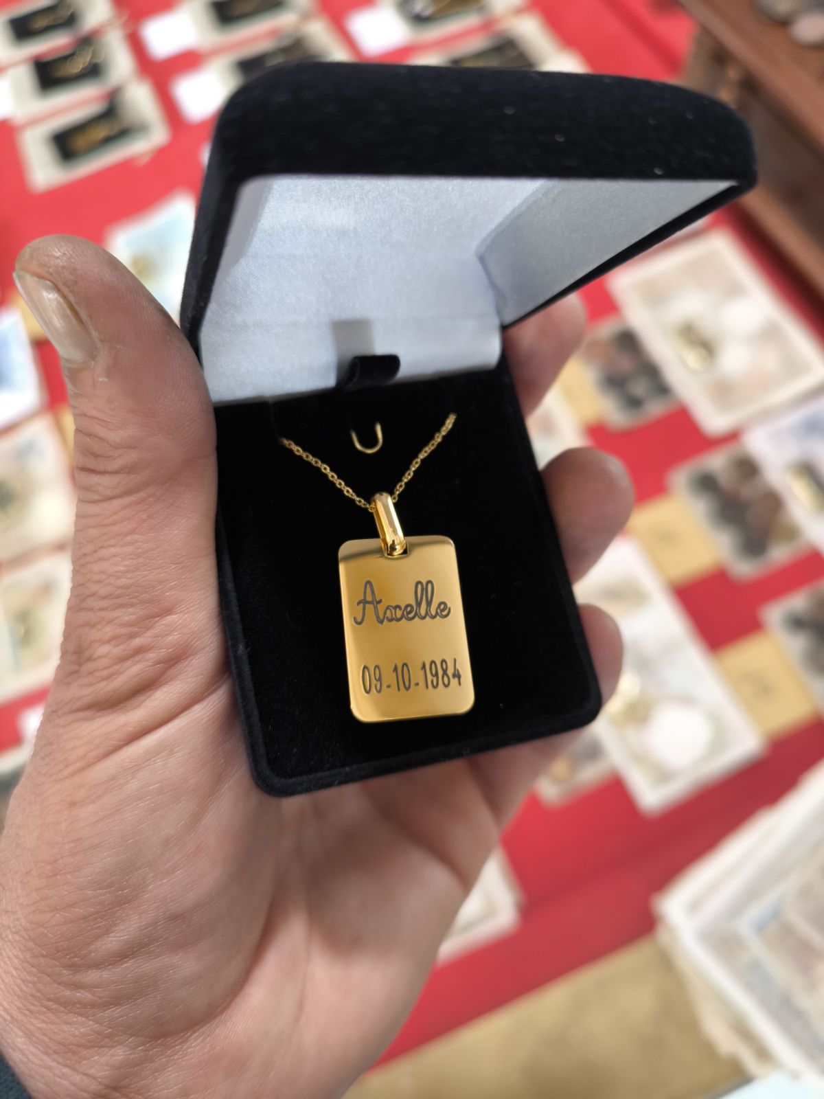 Le pendentif avec un prénom et une date de naissance