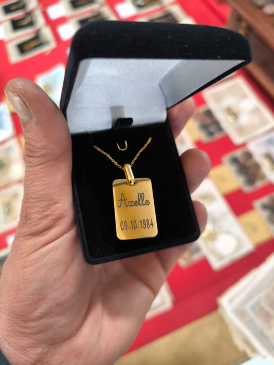 Le pendentif avec un prénom et une date de naissance