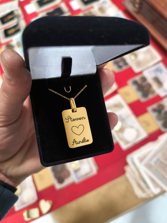 Le pendentif duo avec 2 prénoms et un coeur