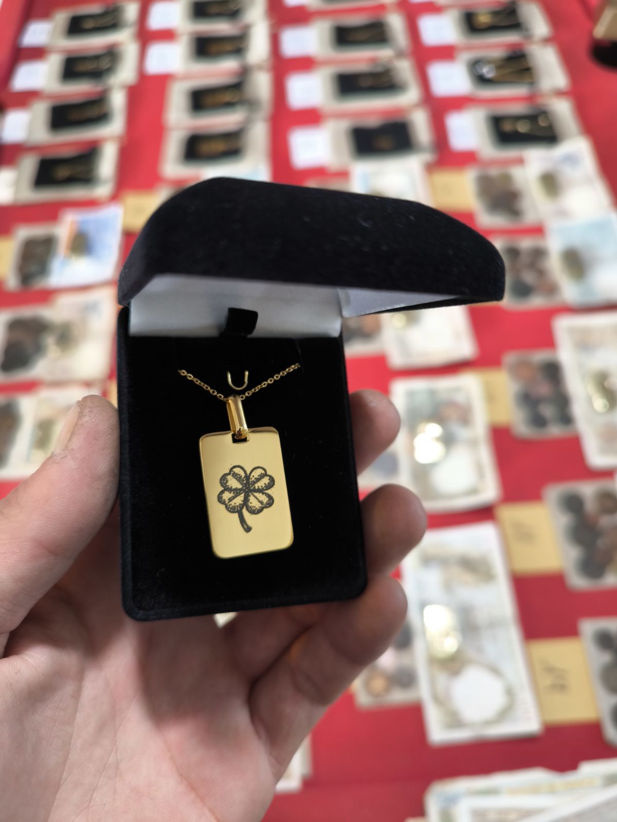 Le pendentif famille avec 6 prénoms max et un trèfle au verso