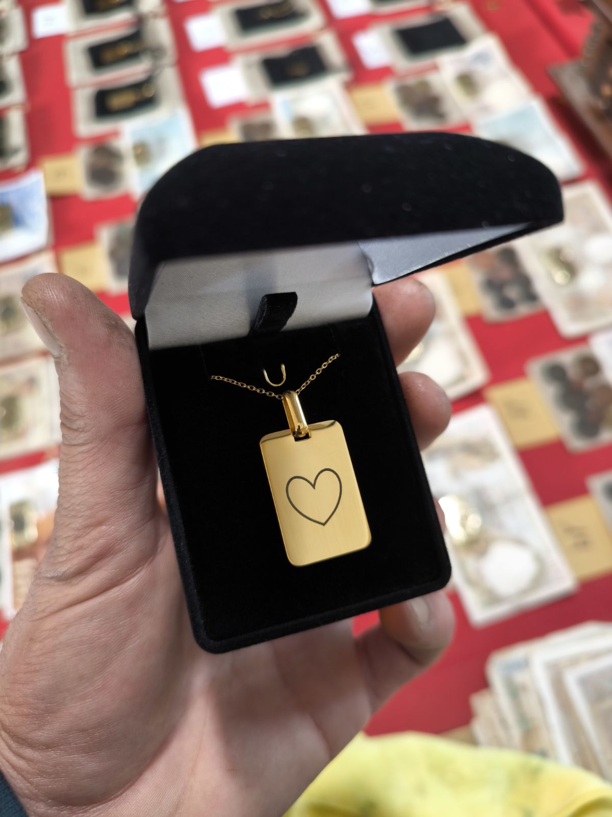 Le pendentif famille avec 6 prénoms max et un coeur au verso