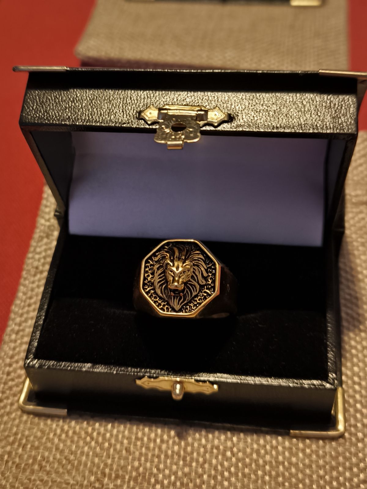 Bague emblème lion avec ecrin coffre à personnaliser